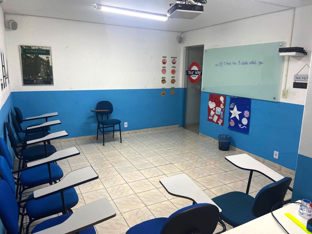 Sala de aula com material Cambridge