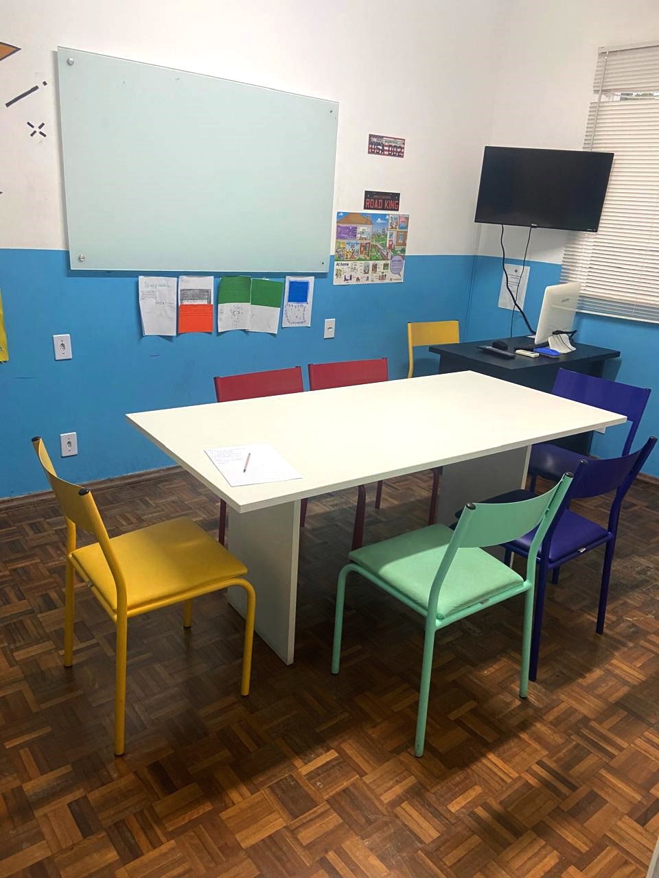 Sala de aula com cadeiras coloridas